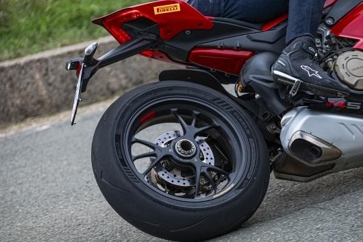 diablo-supercorsa-sc-v4-action-2.jpg
